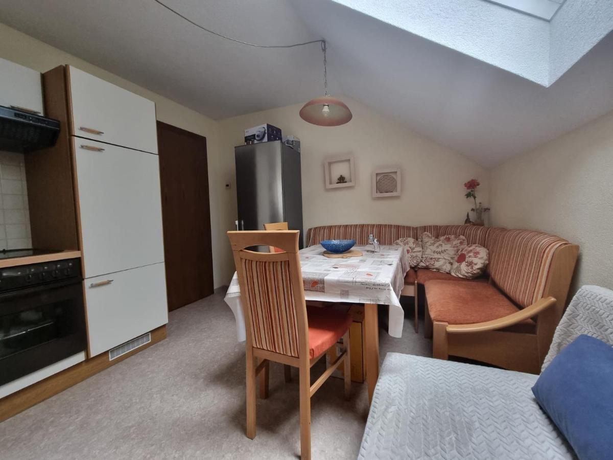 Haus Flora - Ferienwohnung ボーデンスドルフ エクステリア 写真